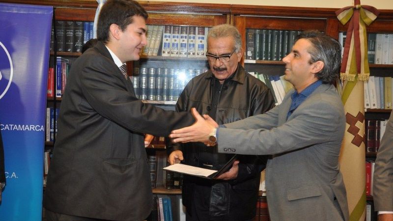 Premiaron al egresado con mayor promedio en Derecho