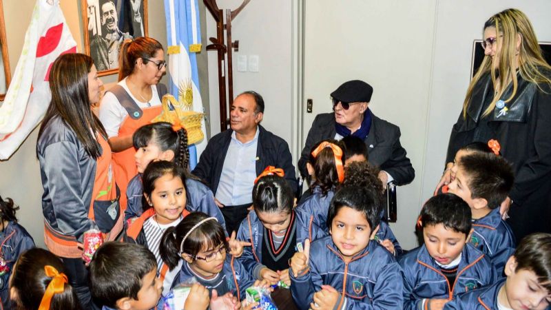 Niños entregaron escarapelas en la Cámara de Senadores