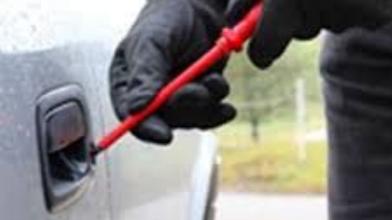 Forzó la puerta de un auto y terminó en la comisaría