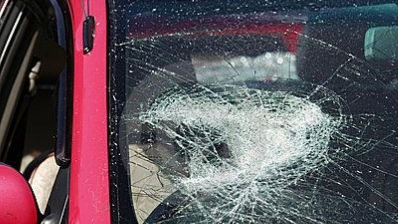 Joven peleó con su novia, la golpeó y rompió un auto