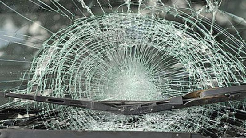 Mujer detenida por dañar un auto