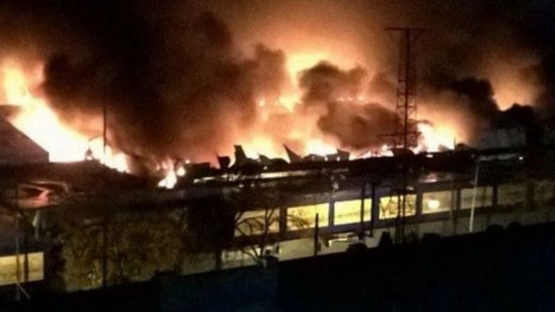 Impresionante incendio en la feria de Constitución