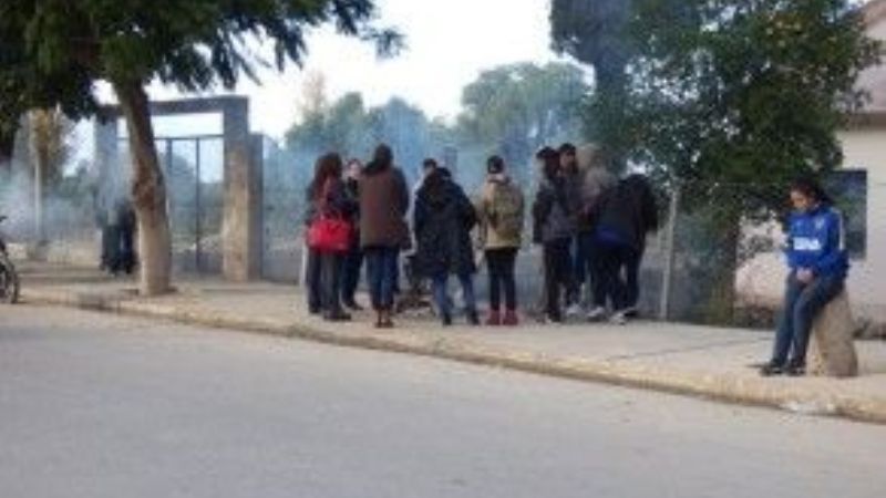Ruidosa marcha de padres y docentes por las ordenanzas
