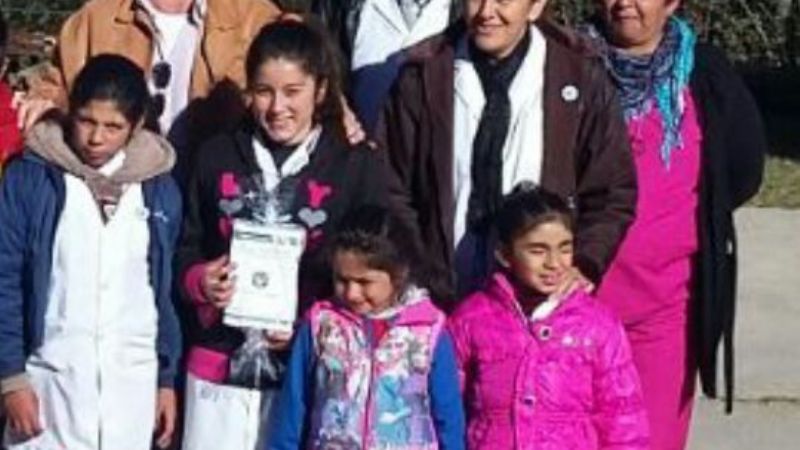 El senador Fernández entregó pintura en Joyango