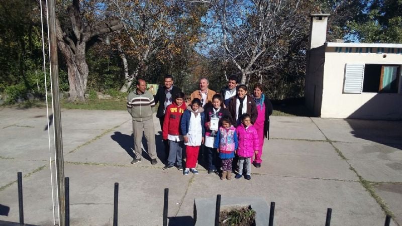 El senador Fernández entregó pintura en Joyango