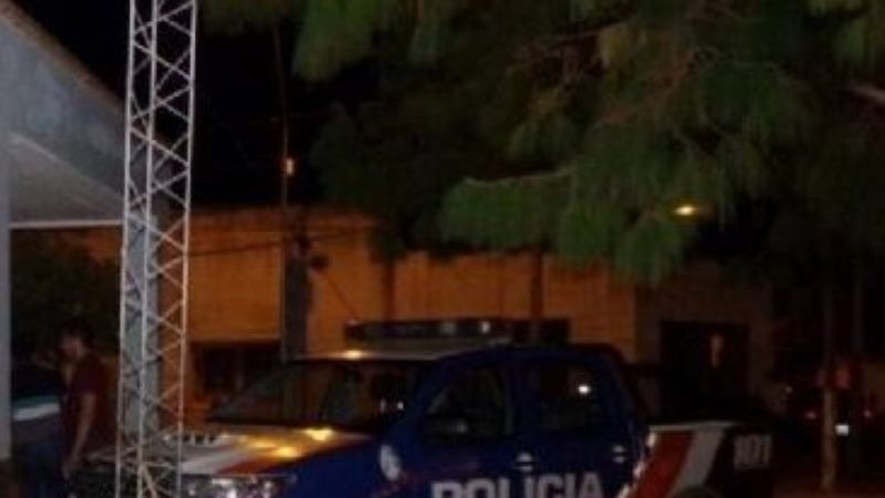 Policías resguardan a un niño en Valle Viejo