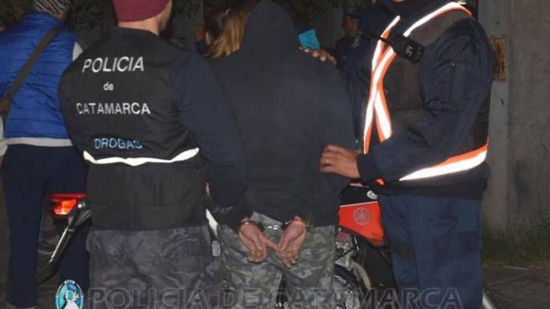 Detienen a un joven y secuestran Marihuana en la Capital