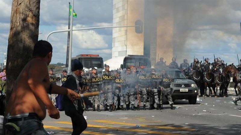 Incendian ministerios y el Ejército reprime en Brasilia