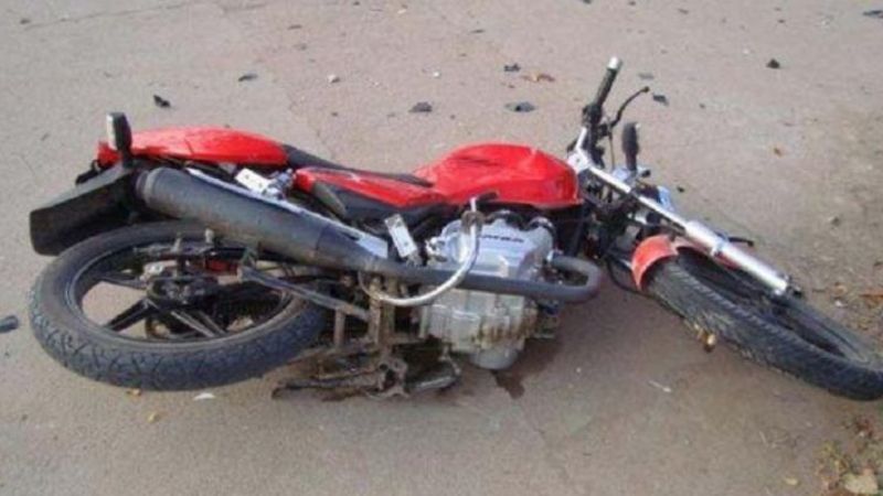 Mujer herida caer de la moto