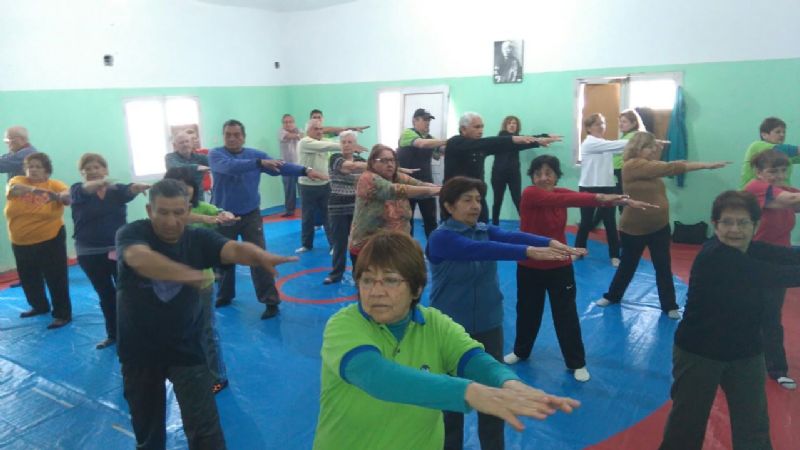 Actividades deportivas y recreativas en el Polideportivo 250