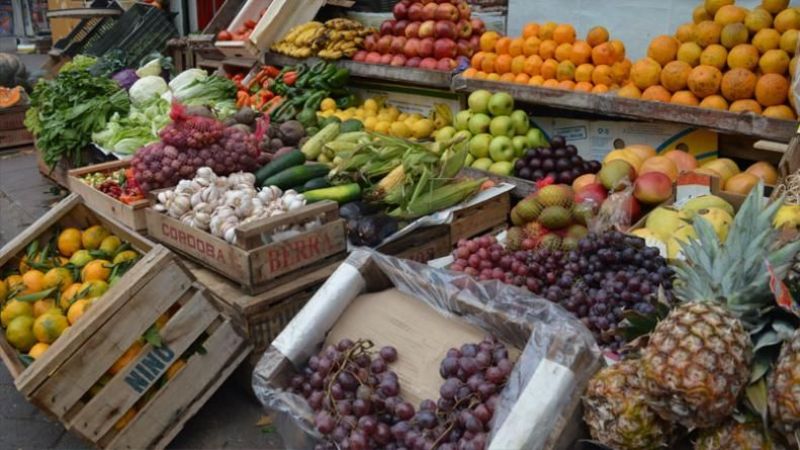 Adolescente robó un cajón de frutas de una verdulería