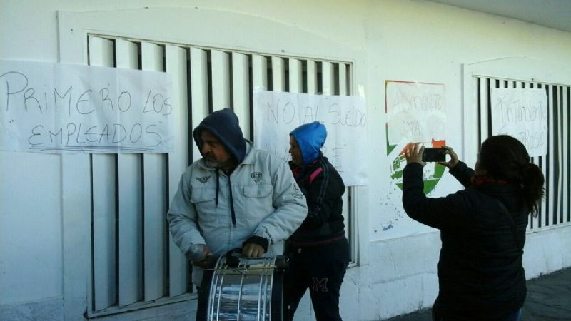 Con un fuerte operativo de seguridad, municipales piden aumento