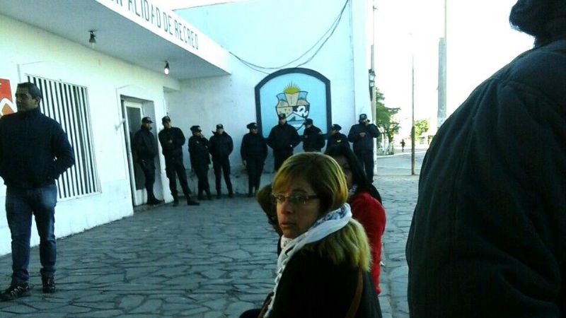 Con un fuerte operativo de seguridad, municipales piden aumento