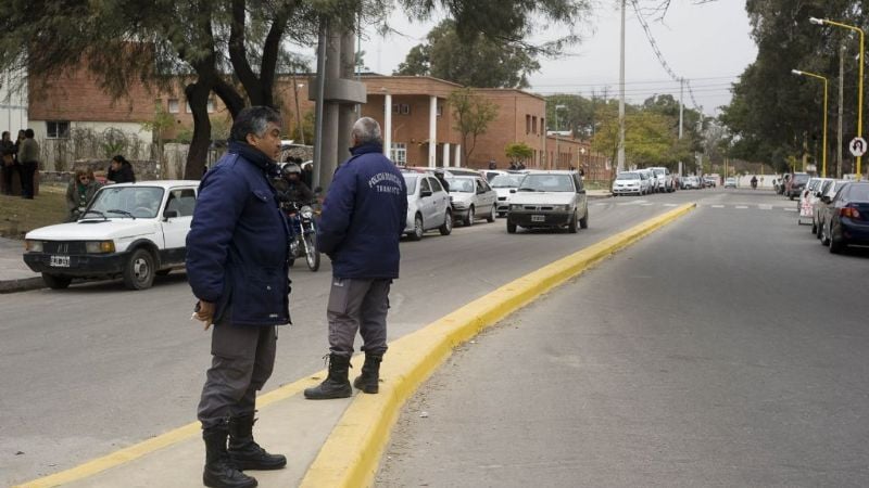 Joven golpeó y amenazó de muerte a agentes de tránsito