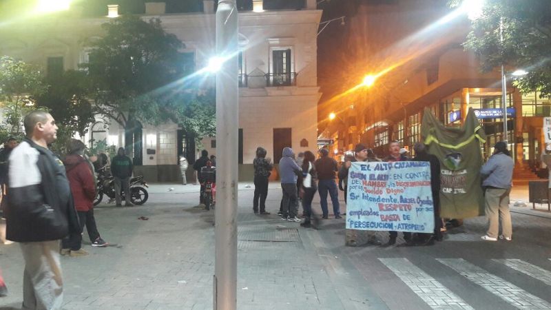 Municipales de El Alto cortan calle en el Centro
