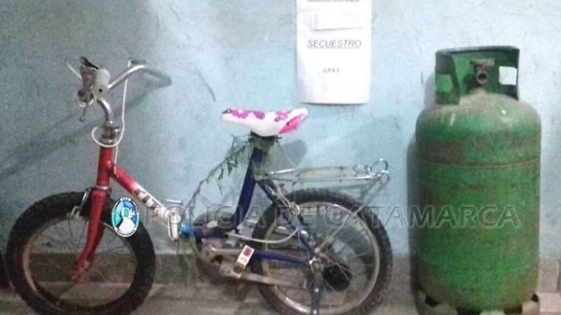 Atrapan a dos jóvenes trasladando una garrafa en bici