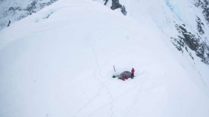 Argentina está atrapada sola a 3.000 metros en una montaña en Canadá