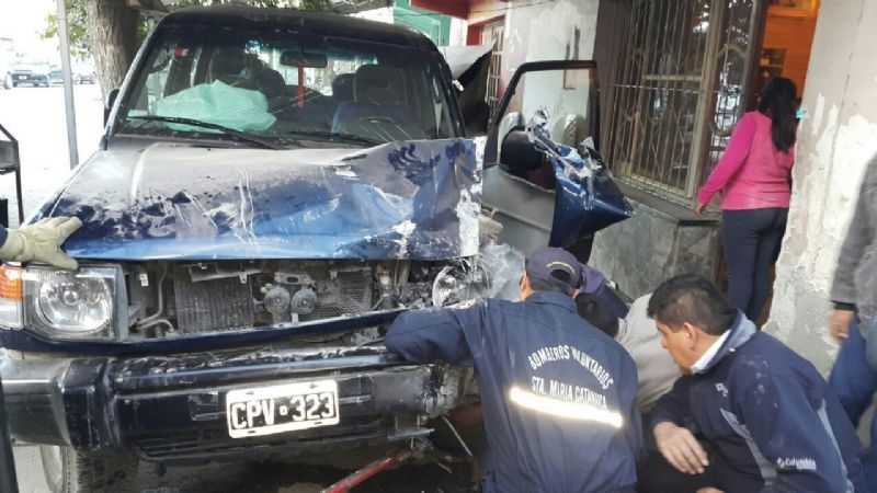 Se descompensó y se incrustó en una casa