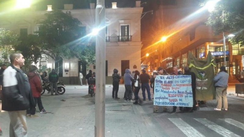 Empleados de El Alto se encadenaron