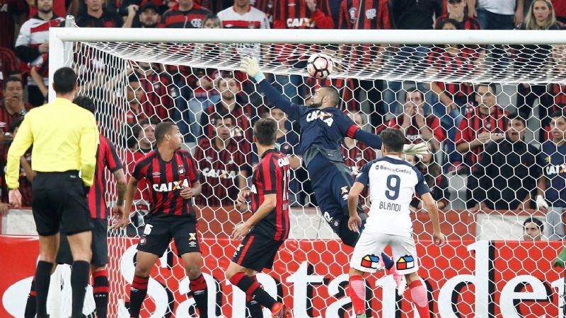 San Lorenzo goleó a Paranaense y sigue vivo en la Copa
