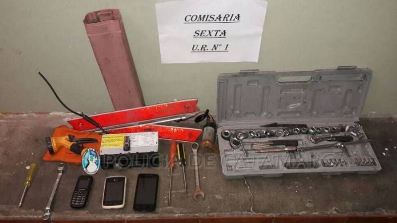 Los atraparon cuando robaban en un auto