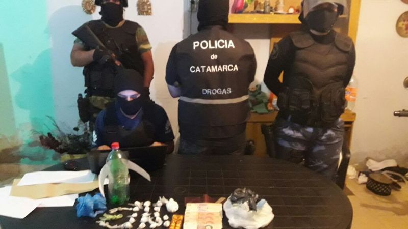 Desbaratan kiosko de droga y detienen a 5 personas