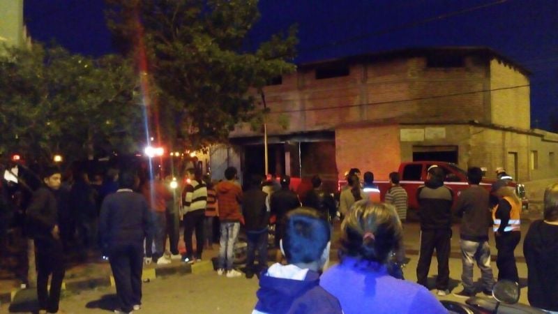 Voraz incendio en un taller de chapa y pintura en Belén