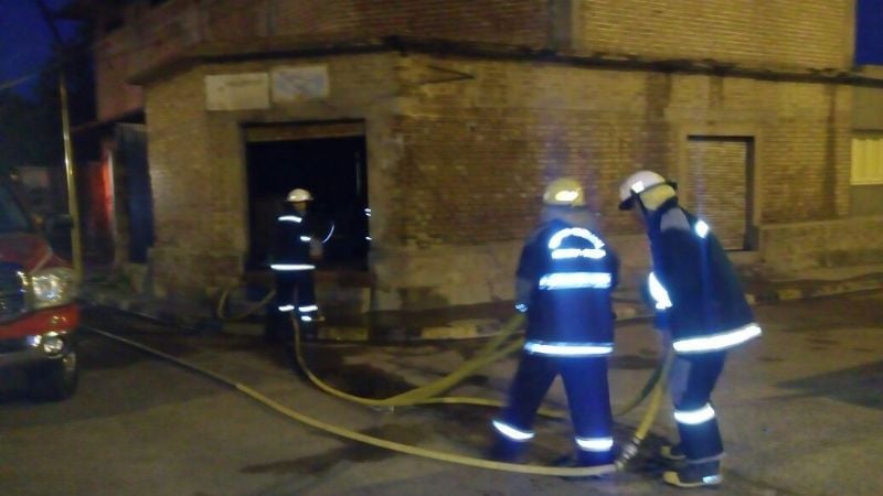 Voraz incendio en un taller de chapa y pintura en Belén