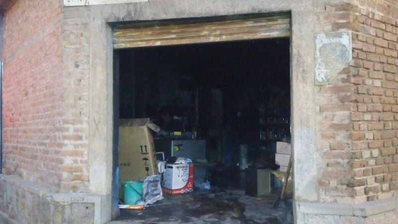 Voraz incendio en un taller de chapa y pintura en Belén