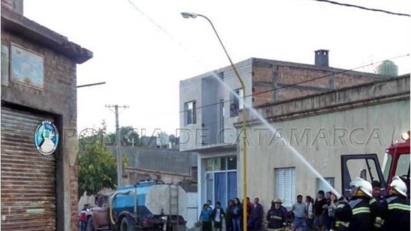 Voraz incendio en un taller de chapa y pintura en Belén