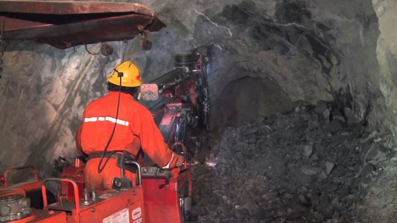 Poetisa rememora a su padre en el Día de la Minería