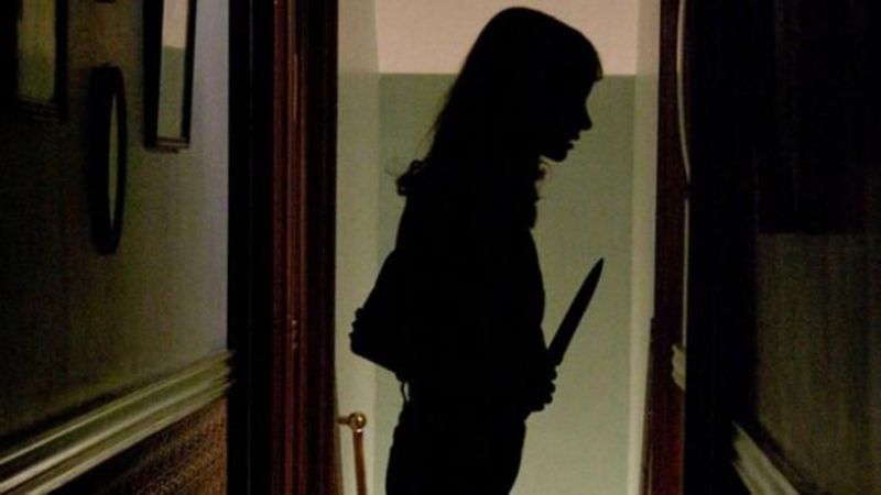 Una joven apuñaló a su pareja que escapó para denunciarla