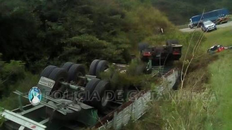 Volcó en la cuesta de El Totoral y cayó a un barranco