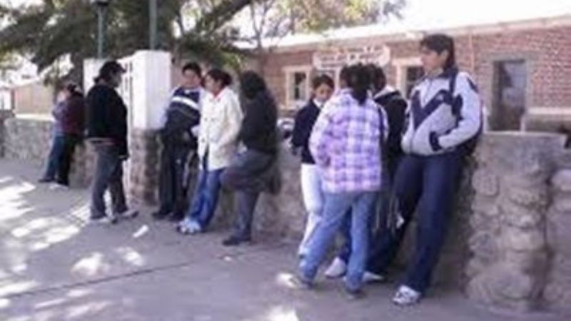 Escuela tomada por falta de ordenanzas