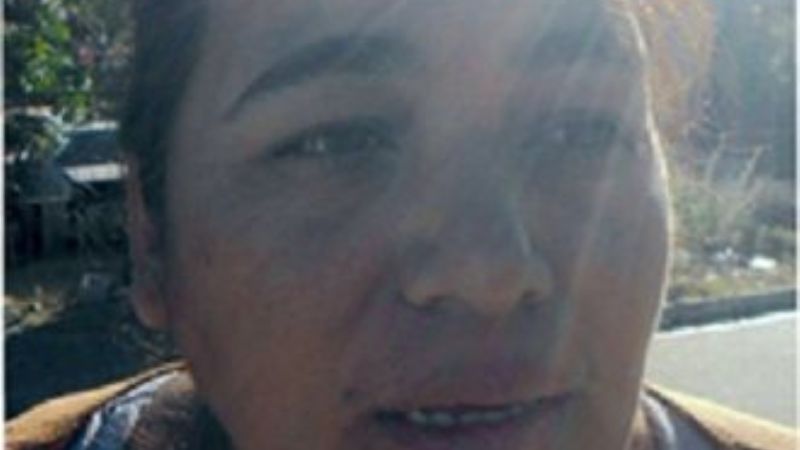 Mujer albañil honra su trabajo y critica a los políticos