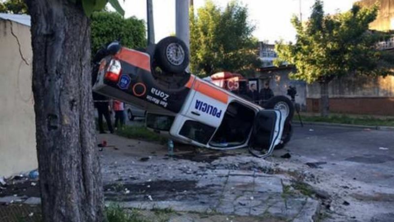 Móvil policial volcó en una persecución en Valle Viejo