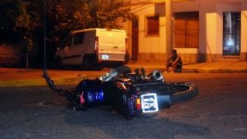 Dos jóvenes se cayeron de la moto