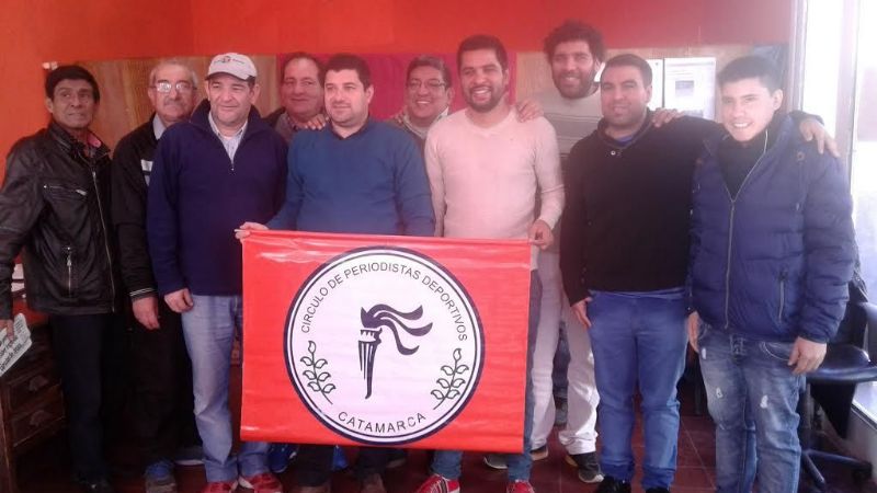 Eduardo Chacón sigue al frente de los periodistas deportivos