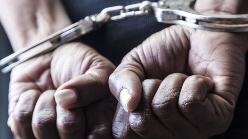 Cuatro arrestados y un aprehendido