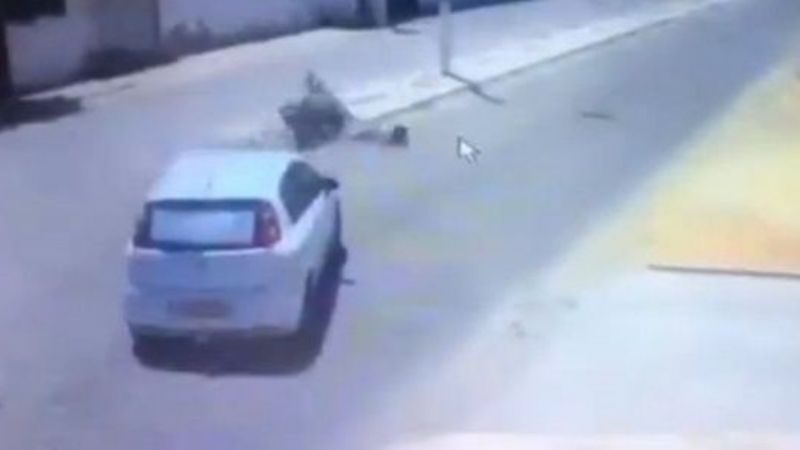 Perdió el control y chocó contra un poste de luz