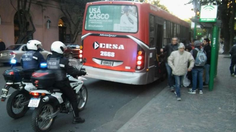 Con custodia policial funciona el transporte urbano de Córdoba