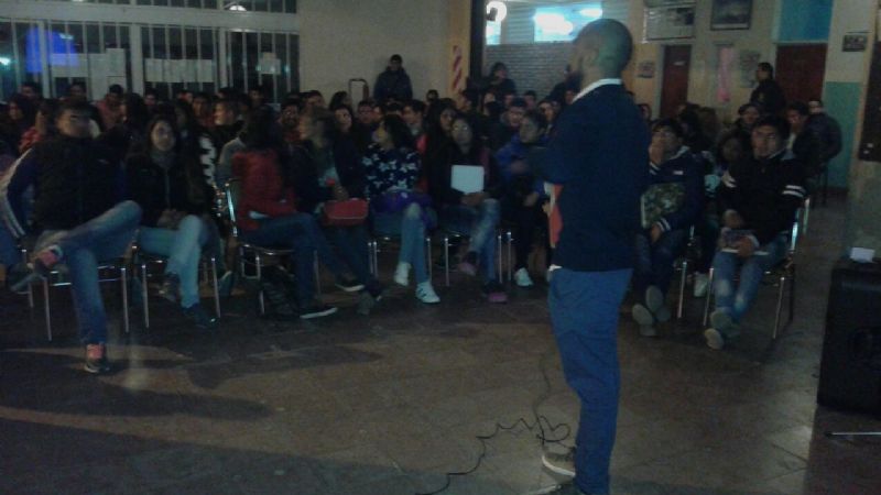 Charla sobre adicciones en el Oeste