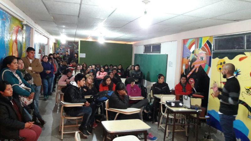 Charla sobre adicciones en el Oeste