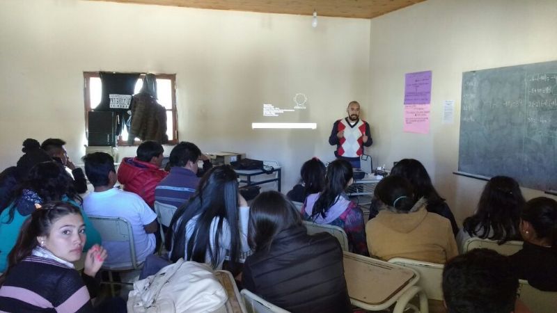 Charla sobre adicciones en el Oeste