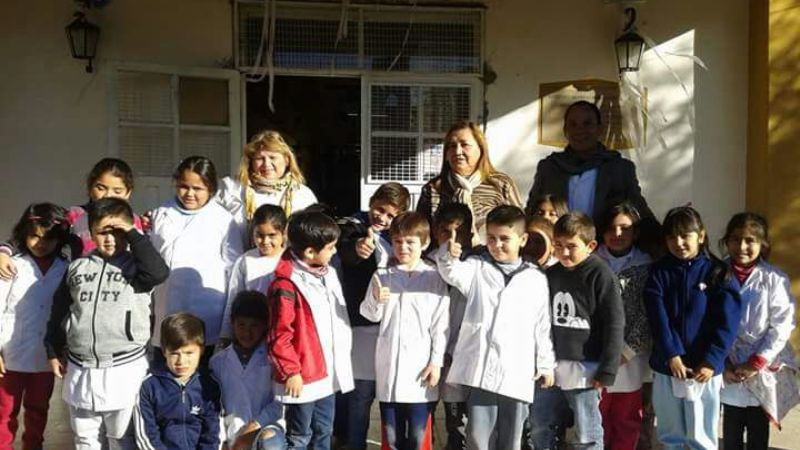 Reparan sanitarios en una escuela