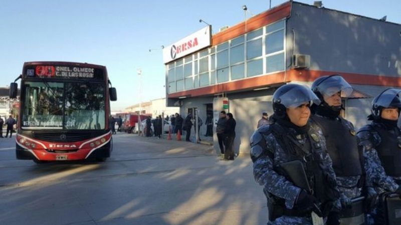 Choferes cordobeses levantan paro y negocian por despidos