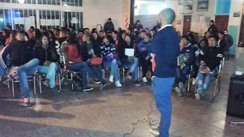 Charla sobre adicciones en el Oeste