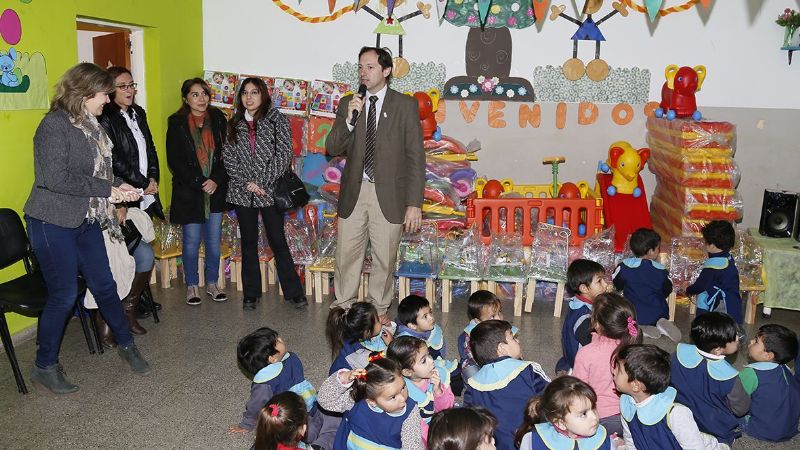 Entrega de material didáctico en Centros de Estimulación