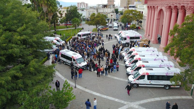 La gobernadora entregó 15 combis y un camión para Educación