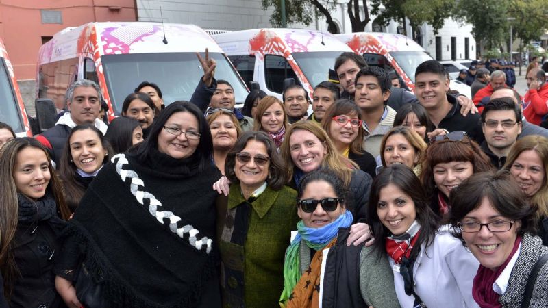 La gobernadora entregó 15 combis y un camión para Educación